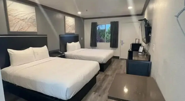 Четырёхместный номер Standard Starlight Inn Huntington Beach
