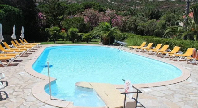 Residence Casa Oleanda, Varaa Hotelli Calvi 