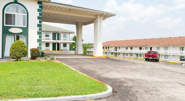 Evergreen Inn, Забронировать Отель Отели Table Rock Lake с парковкой, Парковка