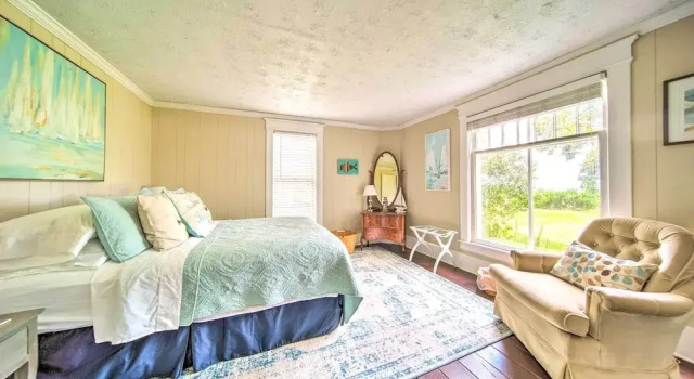 Private Waterfront Lake Erie Home w/ BBQ Patio, Book Hotel 3-stjernede hoteller i Ashtabula, 3*