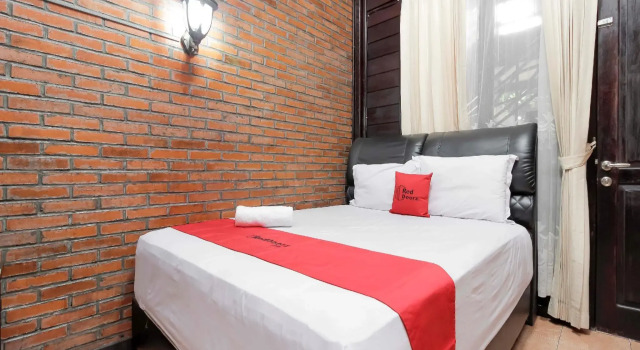 Двухместный номер Standard RedDoorz @ Cilandak Timur
