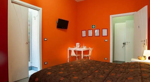 Adriatic Room 50m dalla stazione Ferroviaria di Ciampino e dalla navetta aeroportuale, Prenota Affittacamere Hotel SPA a Lazio, SPA