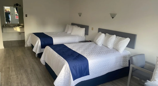 Четырёхместный номер Deluxe Thunderbird Motel