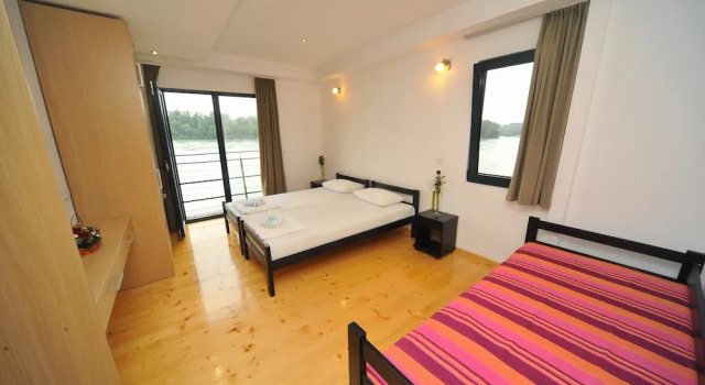 Трёхместный номер Standard с видом на реку B&B Botel Charlie