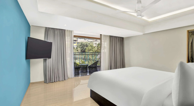 Полулюкс с балконом и с видом на бассейн Radisson Resort Goa Baga