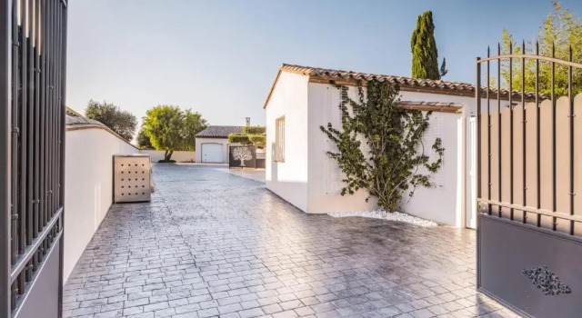 La Catalane, Book Hotel Hoteller i Theza med parkering, Parkering