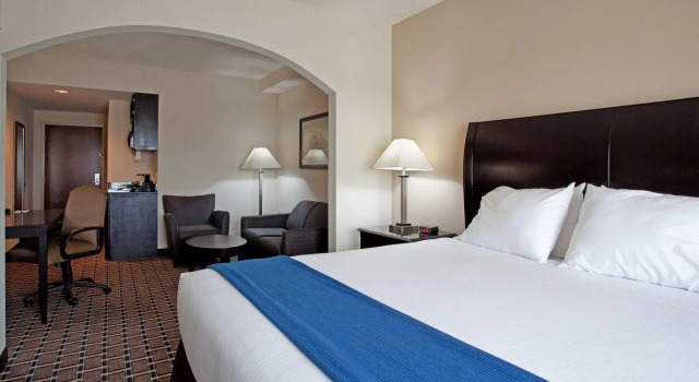 Двухместный люкс Holiday Inn Express Hotel & Suites Hope Mills-Fayetteville Airport by IHG