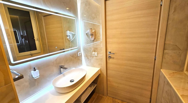 Трёхместный номер Deluxe Astoria Supreme - Modern Boutique Suites