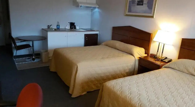 Четырёхместный номер Standard Travel Inn Hearst