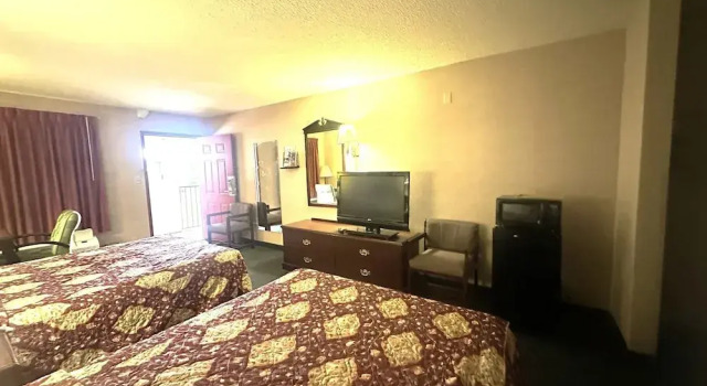 Четырёхместный номер Standard Red Carpet Inn-Macon