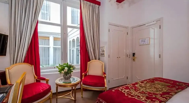 Двухместный номер Standard Ambassade Hotel