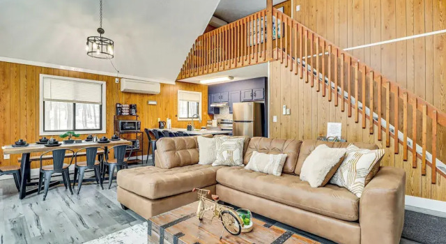 Chalet-view Home w/ Fire Pit & Deck in Clifton Twp, Book Chalet Sommerhuse i Pennsylvania, Hytte