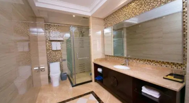 Четырёхместный семейный люкс Linjiang Huayuan Hotel
