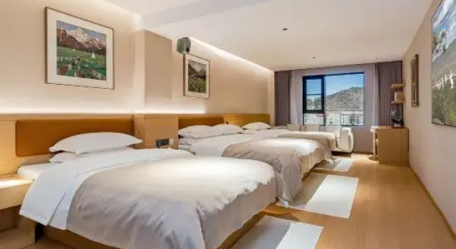Кровать в общем номере Shangri-la Old Town Hotel