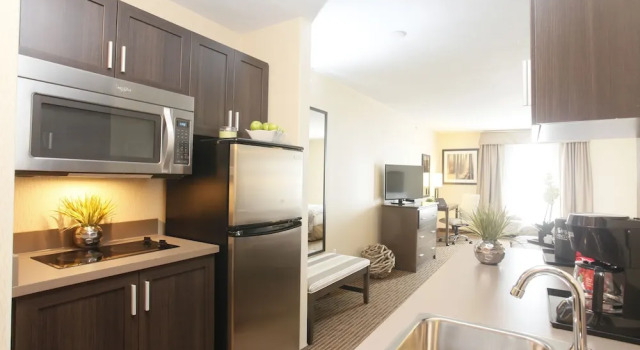 Четырёхместный номер Deluxe Pomeroy Inn & Suites at Olds College