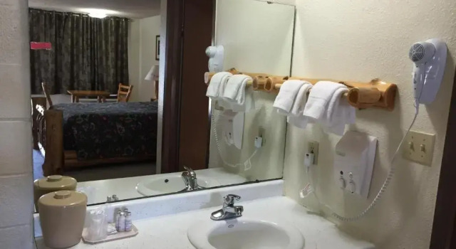Двухместный люкс Northwoods Motel