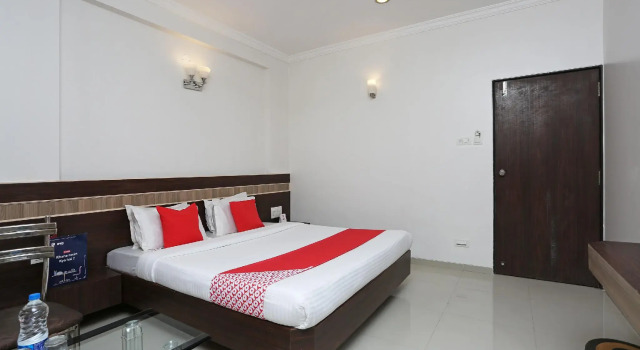 SPOT ON 10418 Hotel Sai Pancham, Забронировать Отель Ширди штат Махараштра, рядом с Железнодорожный вокзал Сайнагар