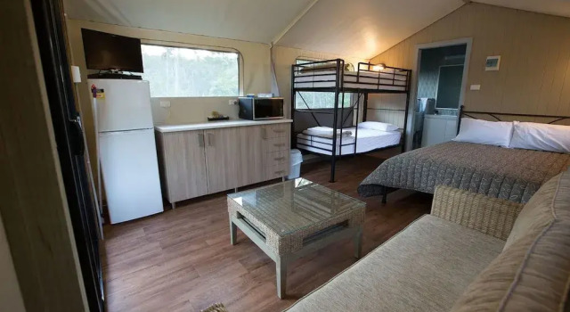 Тент с балконом и с видом на озеро NRMA Myall Shores Holiday Park