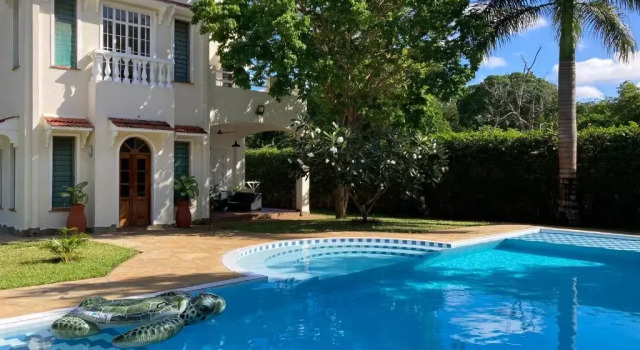 Hilda's Homestay, Varaa Hotelli Hotellit Coast Region uima-altaalla, Uima-allas