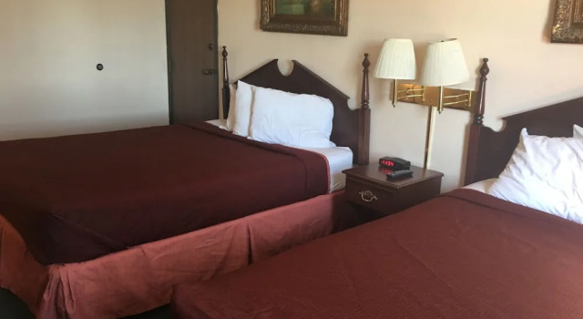 Четырёхместный номер Standard Derby Inn & Suites