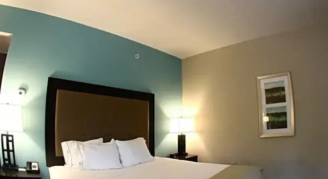 Run of House Holiday Inn Express & Suites - Cleveland Northwest by IHG