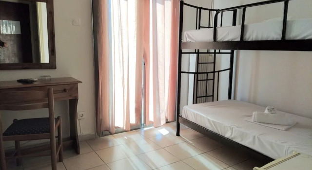 Четырёхместный номер Standard с балконом Delfini Hotel