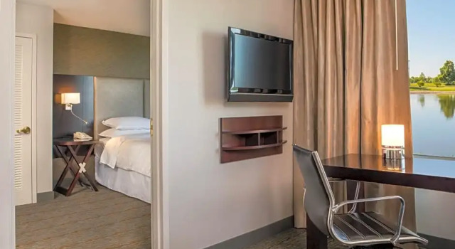 Двухместный люкс Sheraton Suites Chicago Elk Grove