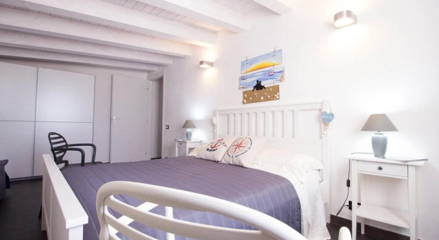 Casesicule: Corallo Charme Sea View Apartment On The Pozzallo Promenade Beach At 30 M Wi fi, Забронировать Апартаменты/квартира Поццалло Долина Ното