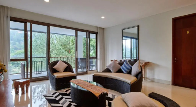 Atsuka Hill View Villa 8 Bedrooms With a Private Heated Swimming Pool, Book Villa Hotels in Cimenyan with Parking, Parking