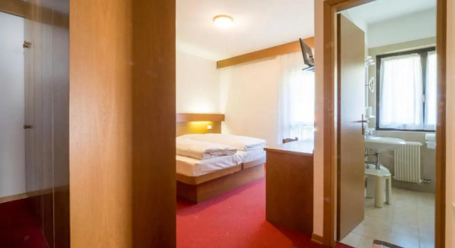 Четырёхместный номер Standard Hotel Ferrari