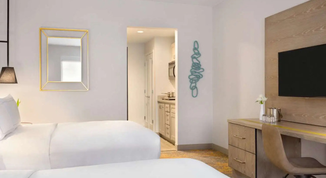 Четырёхместный номер Standard с видом на бассейн DoubleTree by Hilton Campbell - Pruneyard Plaza