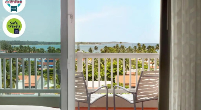 Двухместный люкс с частичным видом на океан Embassy Suites by Hilton Dorado del Mar Beach Resort