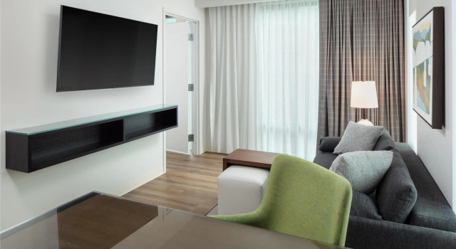 Четырёхместный люкс с 2 комнатами Embassy Suites By Hilton Chattanooga Downtown