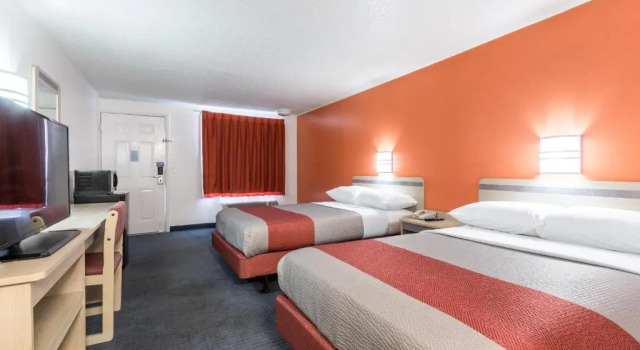 Четырёхместный номер Standard Travelodge by Wyndham Lansing