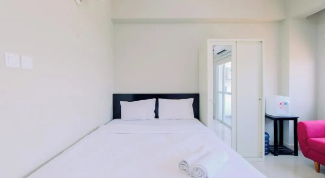 Студия Homey And Restful Studio Royal Sentul Park Apartment