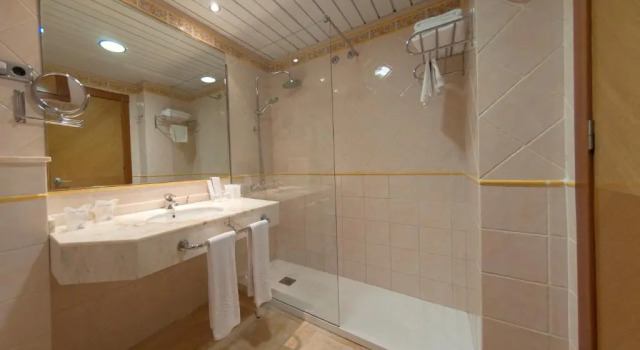 Полулюкс Hotel La Laguna Spa & Golf