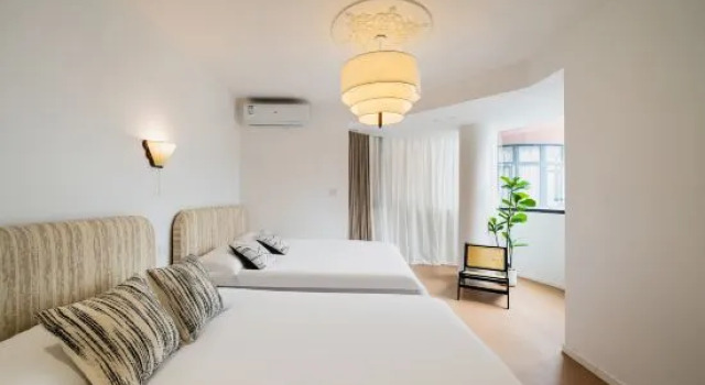 Кровать в общем номере с красивым видом из окна Shanghai Homestay