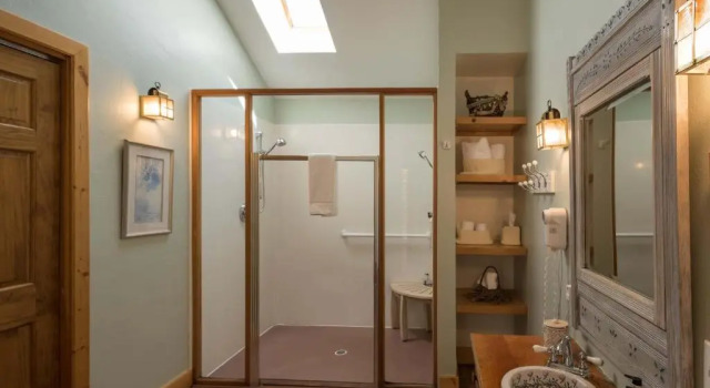 Люкс с балконом Riversong Inn Retreat