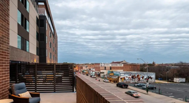 Двухместный люкс с балконом и с видом на город SpringHill Suites by Marriott Fort Worth Historic Stockyards