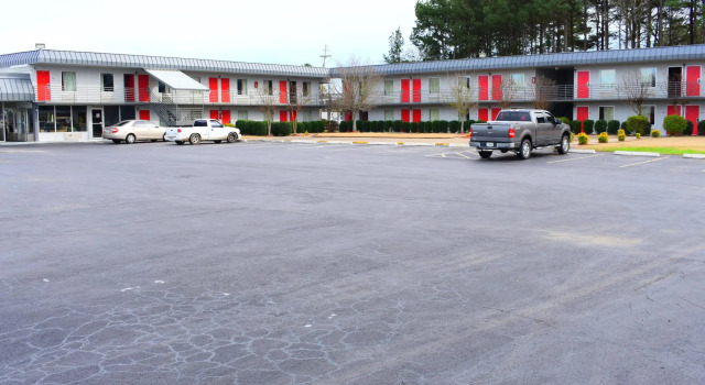Кровать в общем номере Economy Inn Little Rock