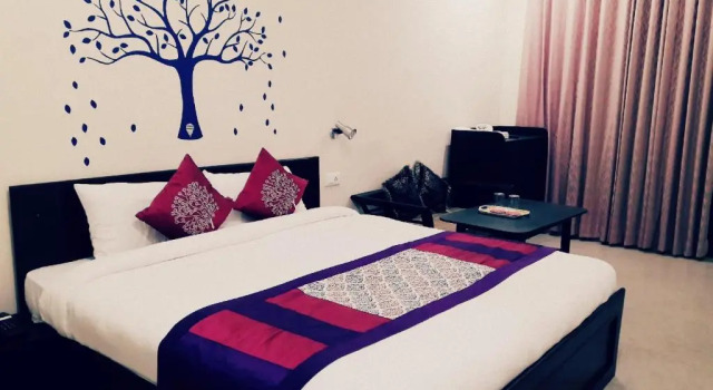 Номер Deluxe с балконом и с красивым видом из окна Hotel Avlokan - Near Kainchi Dham Mandir