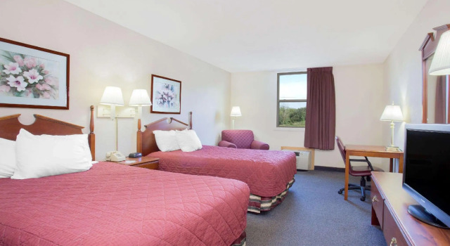 Четырёхместный номер Standard Ramada by Wyndham Angola/Fremont Area