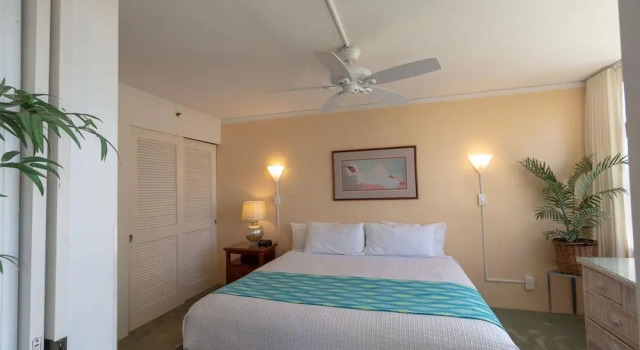 Waikiki Banyan - Partial Ocean View Tower 2 Suite 1204, Забронировать Апартаменты/квартира Апартаменты Гонолулу, рядом с Royal Hawaiian Theater Legends in Concert Waikiki, Апартаменты/квартира