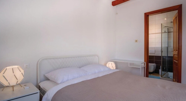 Stunning Home in Sveti Jakov With Sauna, Wifi and 3 Bedrooms, Varaa Hotelli Hotellit Kvarner Islands uima-altaalla, Uima-allas