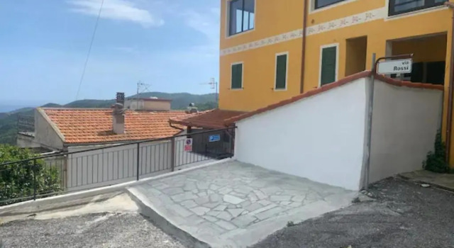 Casa indipendente su due livelli in Liguria-vista mare 6-7 Posti, Book Hotel Hoteller i Magliolo med parkering, Parkering