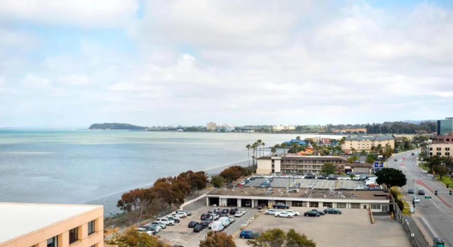 Четырёхместный номер Standard с видом на залив San Francisco Airport Marriott Waterfront