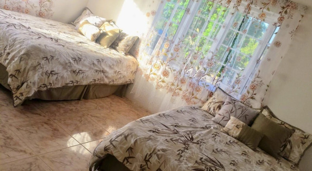 Bamboo - Sleeps 2 - Garden - Parking, Rezerwuj Dom wakacyjny Hotele w Saint Ann Parish z parkingiem, Parking