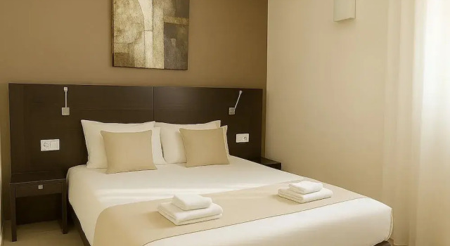 Standard Family room with balcony Hotel Restaurant Le Gardon - Pont du Gard