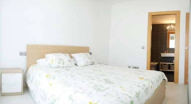 Apartamento diseño a cien metros del mar., Varaa Huoneisto Hotellit Tarragonès uima-altaalla, Uima-allas