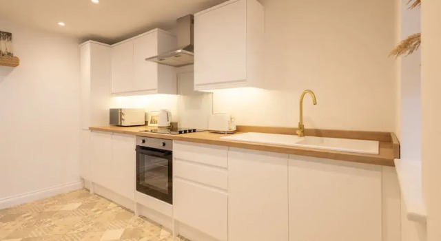 Апартаменты Host Stay Apartment 1 King s Court